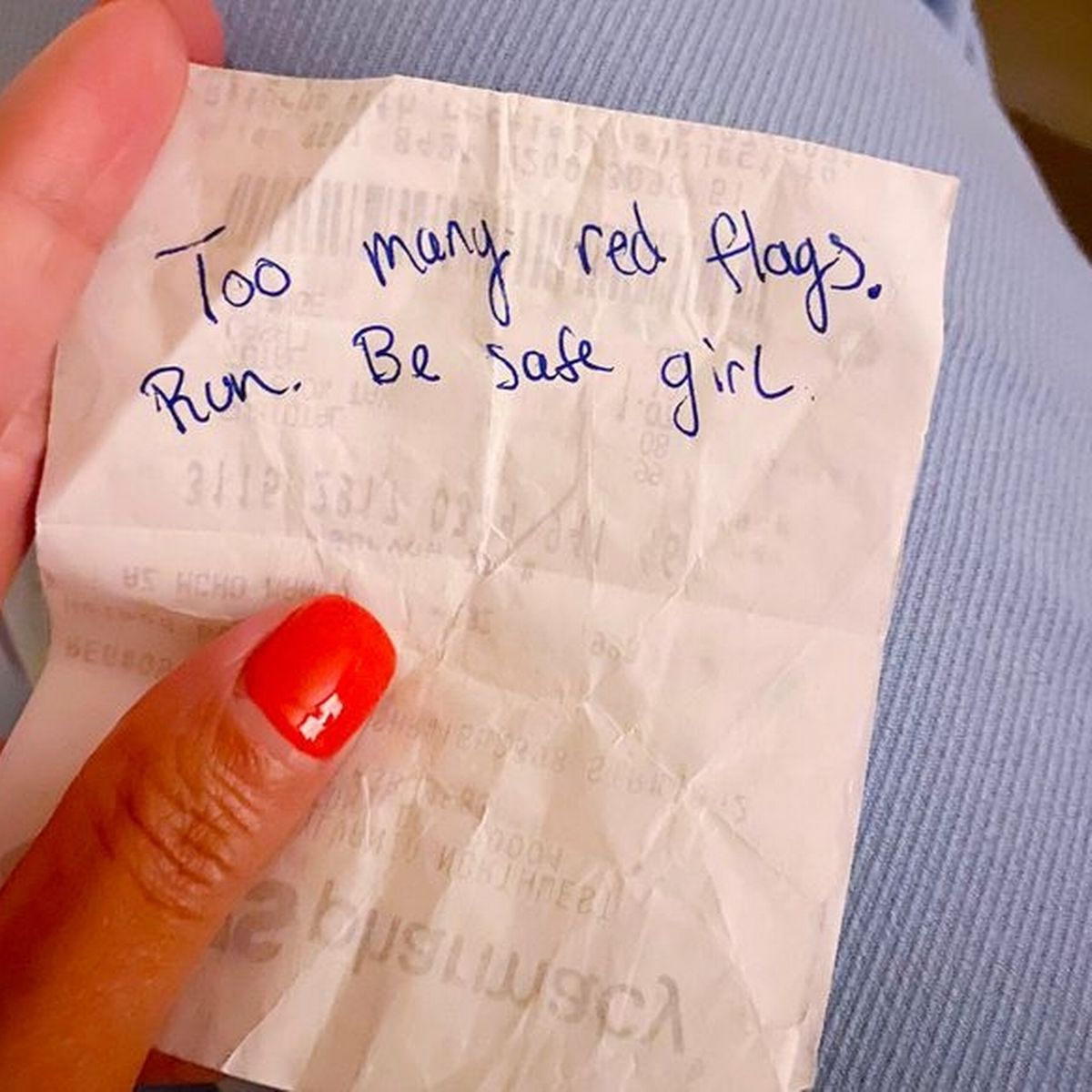 Stranger’s Worrying Note Saves A Woman on Date