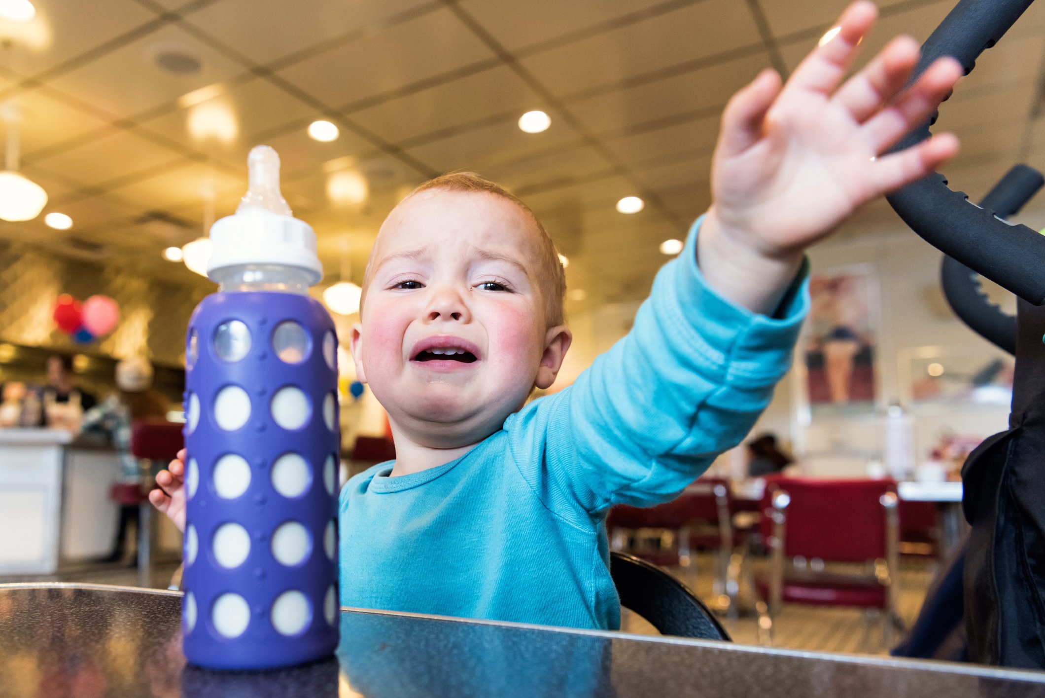 Baby boy cries uncontrollably in a restaurant | Photo: Getty Images 