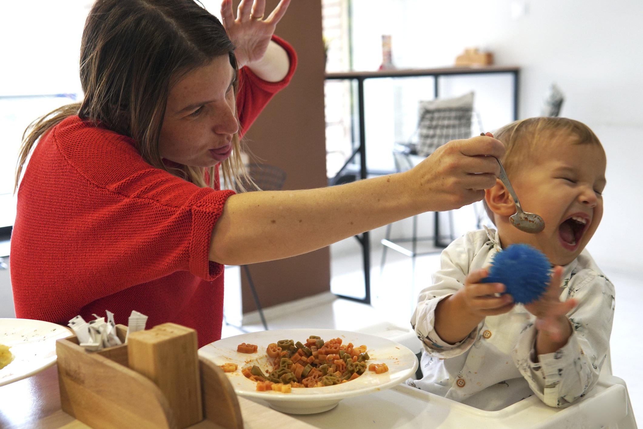 Child bawls and refuses to eat at a restaurant while mother tries to feed him | Photo: Getty Images 