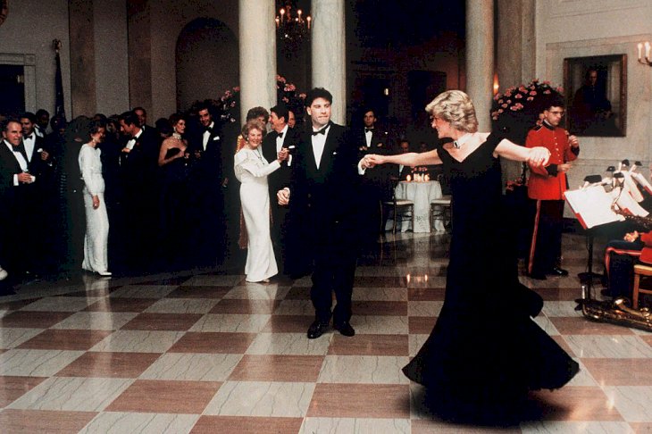 Princess Diana dances with John Travolta in Cross Hall at the White House during an official dinner on November 9, 1985 in Washington, DC | Photo: Getty Images