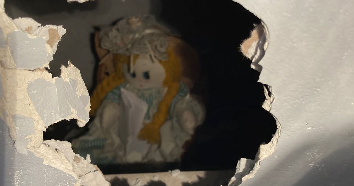 Homeowner discovers a scary doll in the wall, along with a note confessing to the murder of the previous owners.