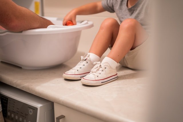 child sitting beside bath sink | Source: Unsplash