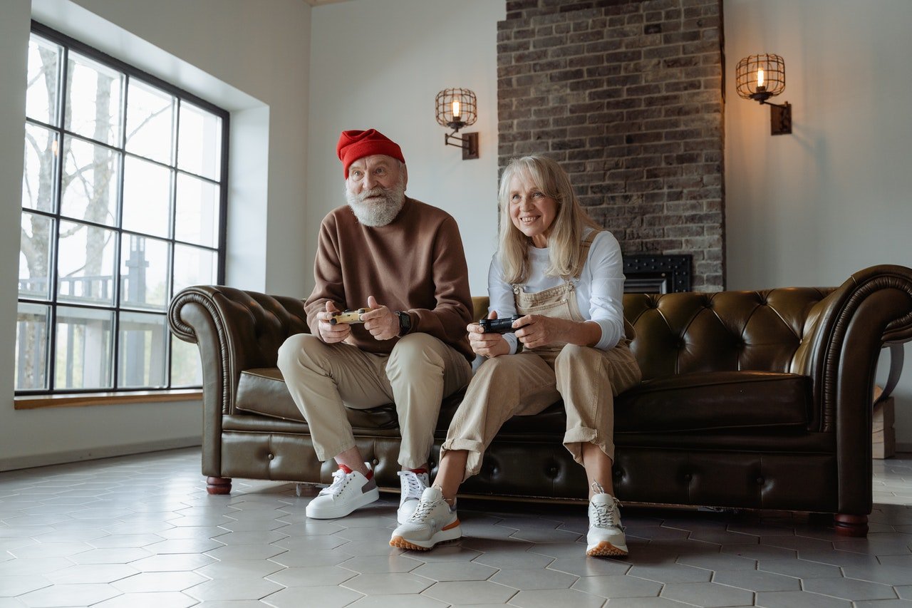 Grandparents sitting on couch | Source: Pexels