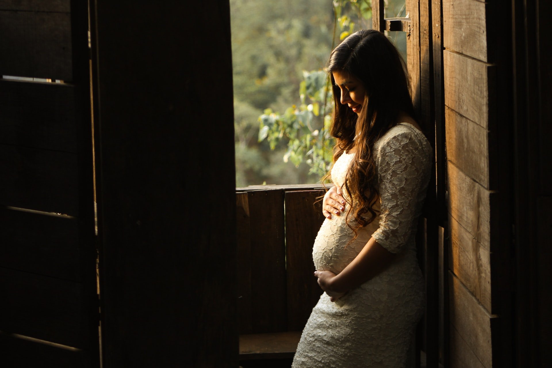 Pregnant woman with hand on belly | Source: Unsplash