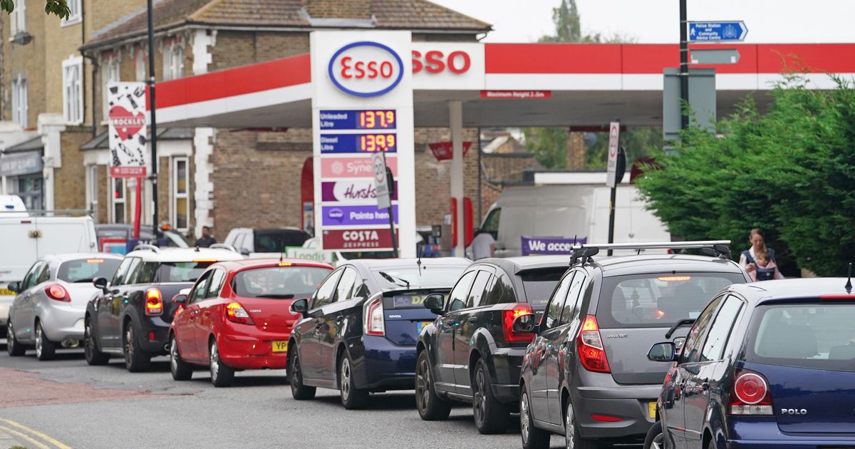 Petrol stations to set £30 fuel limit after panic-buyers storm pumps