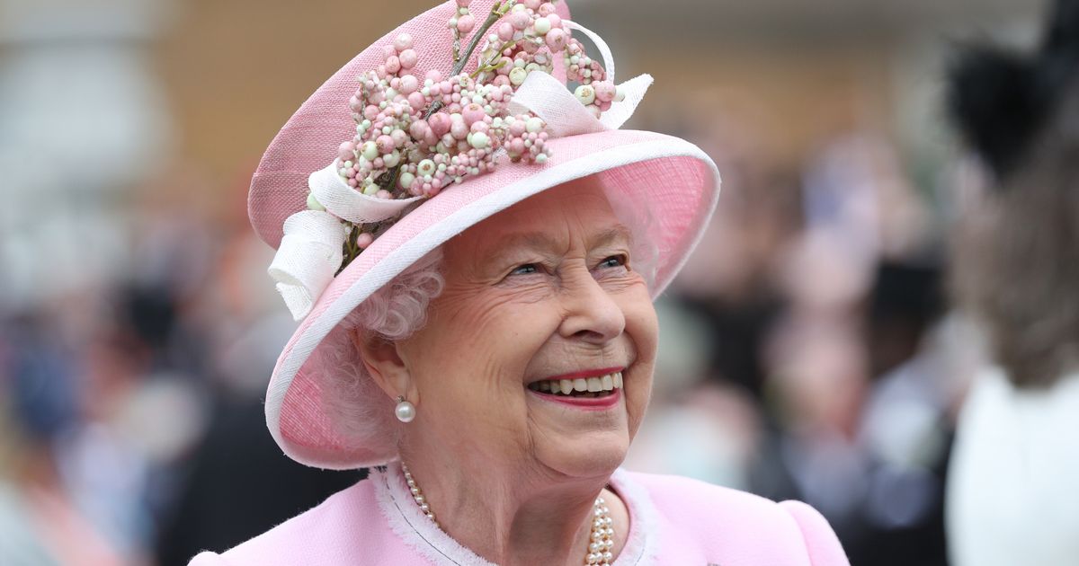 Queen has gone to ‘great lengths to show her affection for Prince Harry’ claims expert