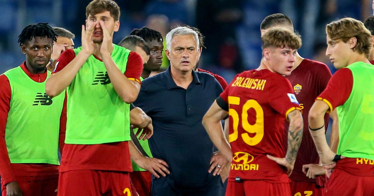 Mourinho keeps Roma team on pitch for full-time team talk after losing to Sarri’s Lazio