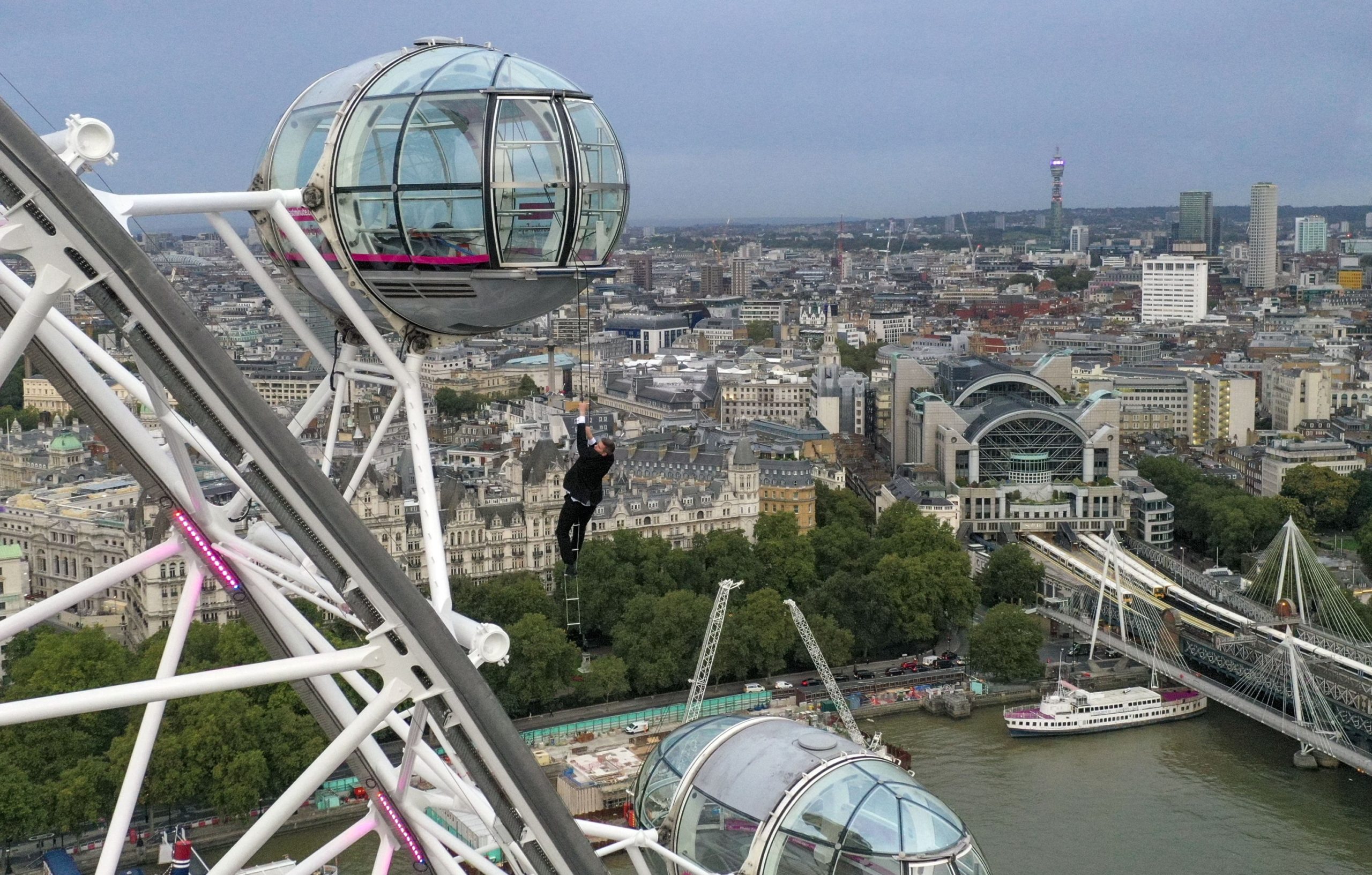 Bond lookalike performs daring stunt on London Eye ahead of film premiere