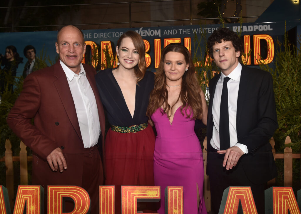 Woody Harrelson, Emma Stone, Abigail Breslin y Jesse Eisenberg asisten al estreno de  "Doble toque de Zombieland" en el Regency Village Theatre el 10 de octubre de 2019 en Westwood, California.