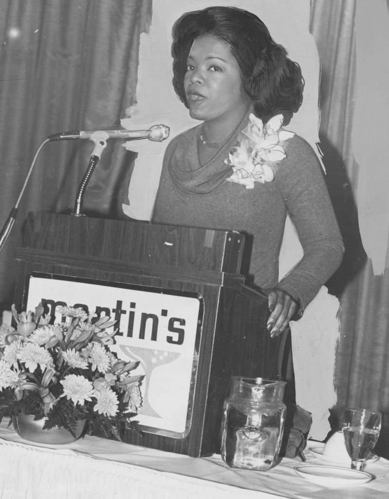 Oprah Winfrey speaks at a podium early in her career, during her time at WJZ, Baltimore, Maryland, January 20, 1978. | Source: Getty Images