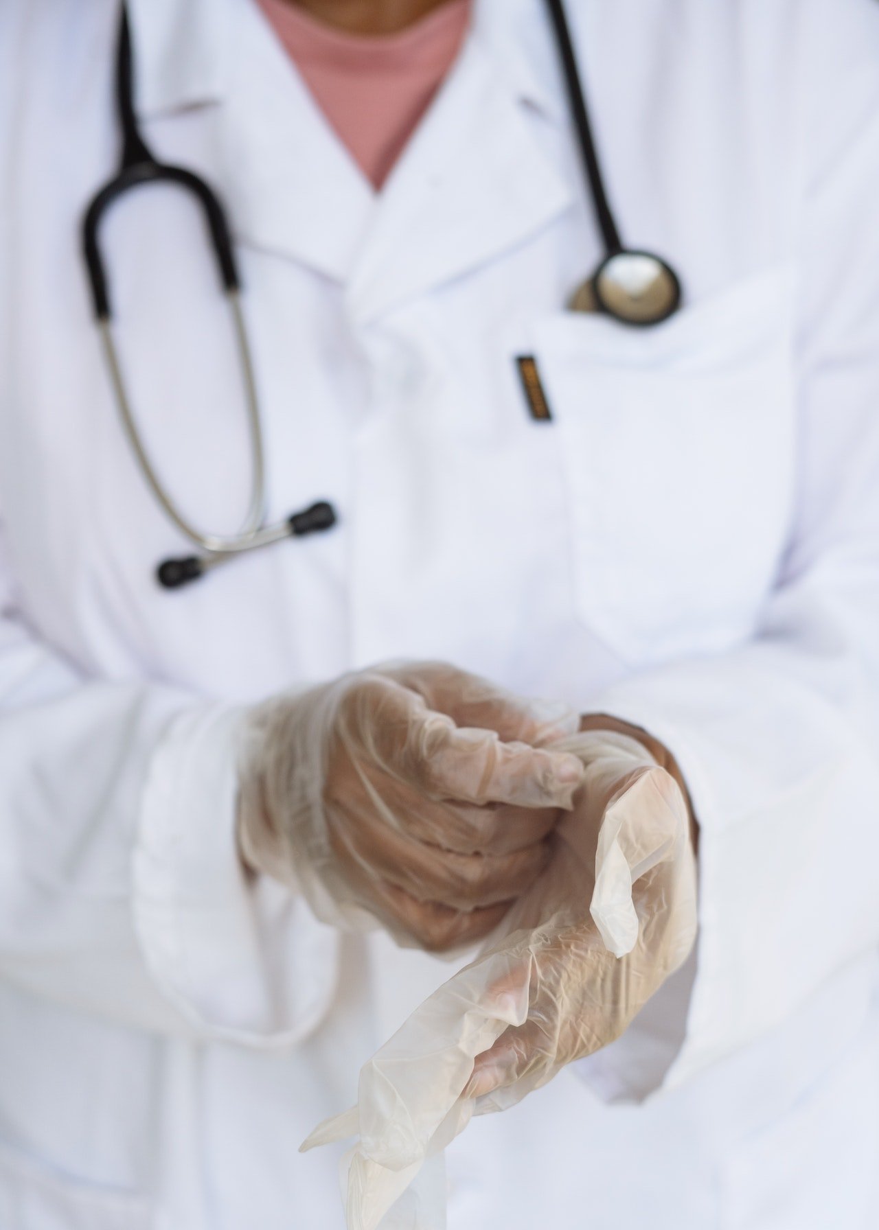 Doctor putting on gloves | Source: Pexels