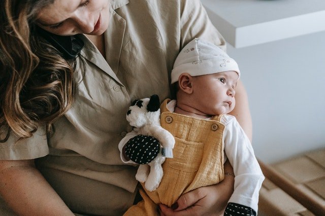 Woman holding a baby | Source: Pexels