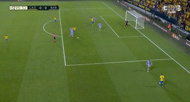 Sergio Busquets kicking a spare ball at an attacker to stop playing during Cadiz vs Barcelona