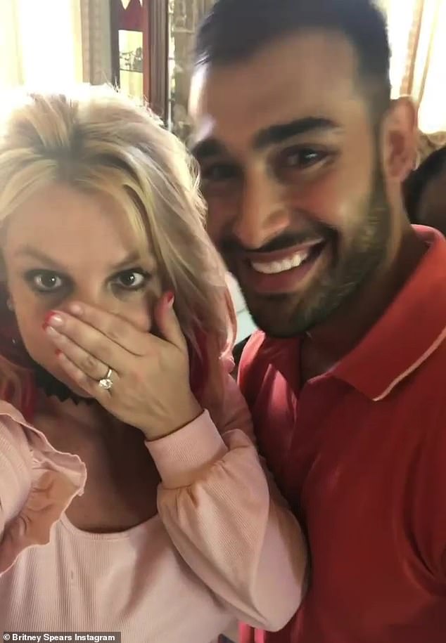 Britney Spears Reveals Her Engagement Photos!!
