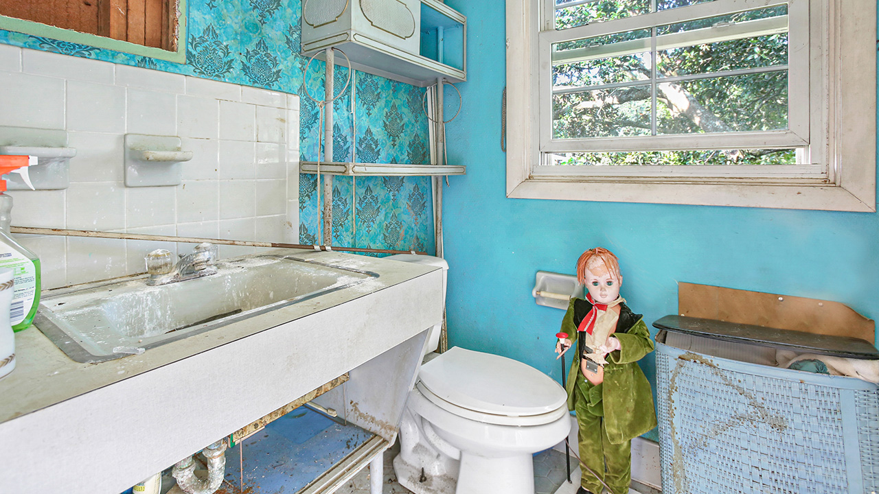 Real Estate Agent Places Creepy Dolls in 'Hideous and Horrifying' Home in Louisiana To Get the Place Listed