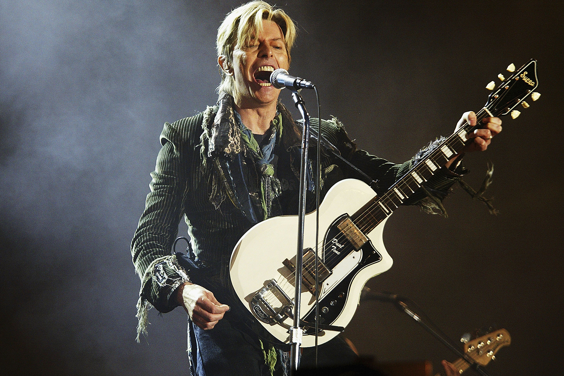 David Bowie Performs ‘Quicksand’ and ‘Modern Love’ in 2004: Watch
