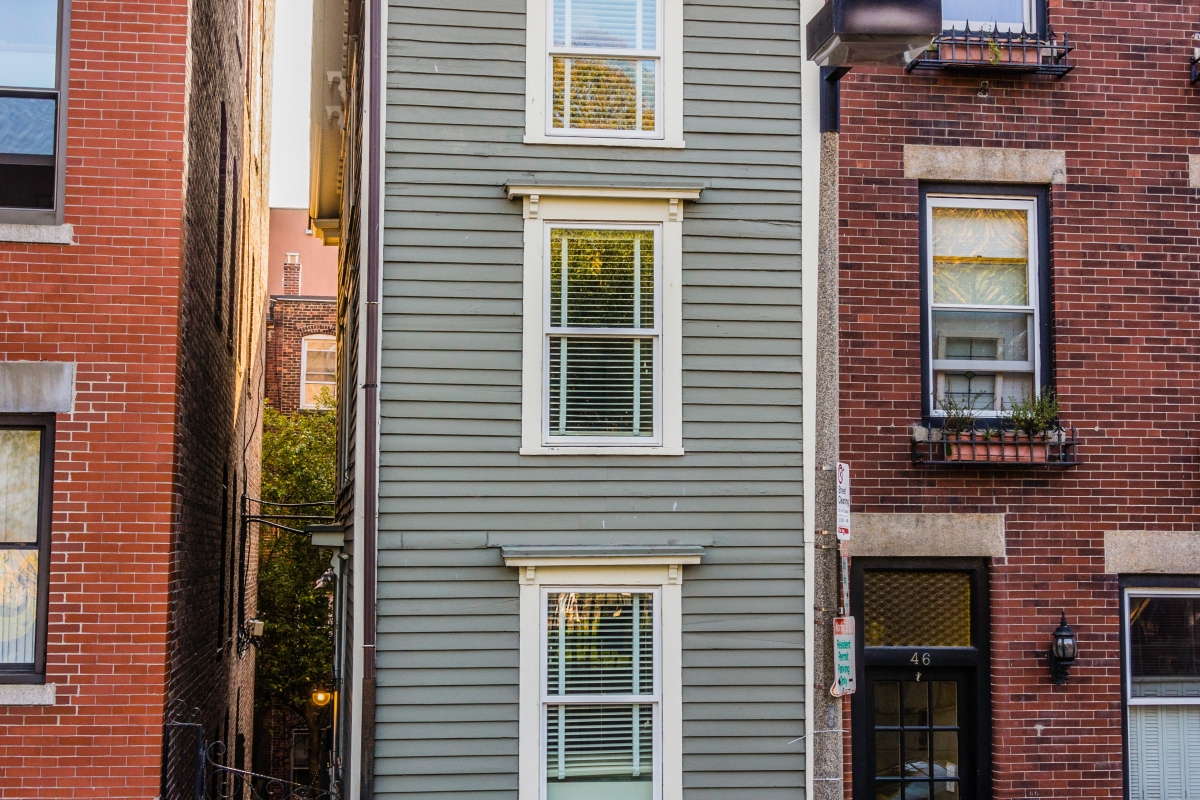 One of America’s thinnest homes just 10ft wide & built in feud sells for $1.2m
