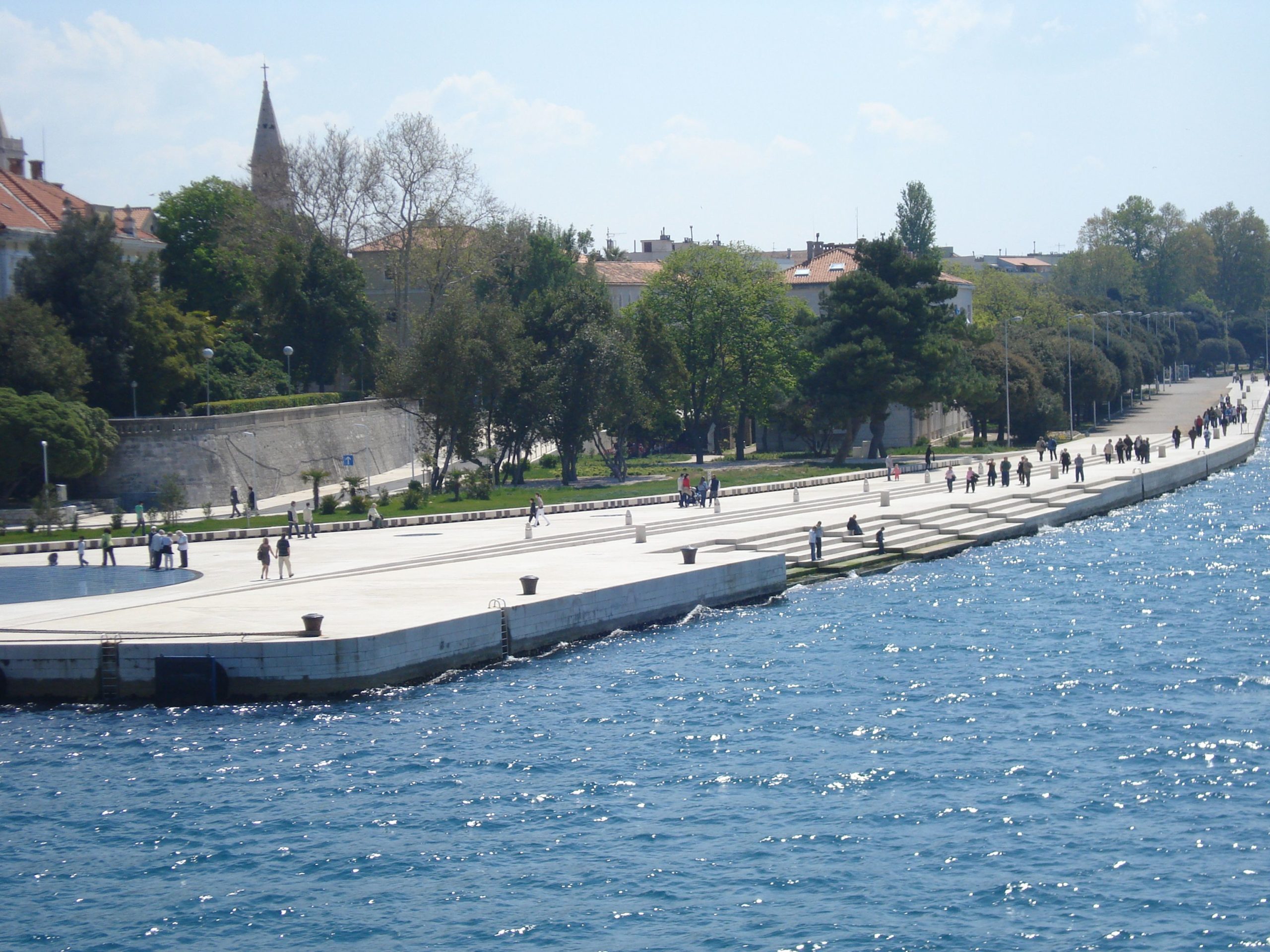 Croatia 230 foot long organ that makes hauntingly beautiful music from the sea! Complete details