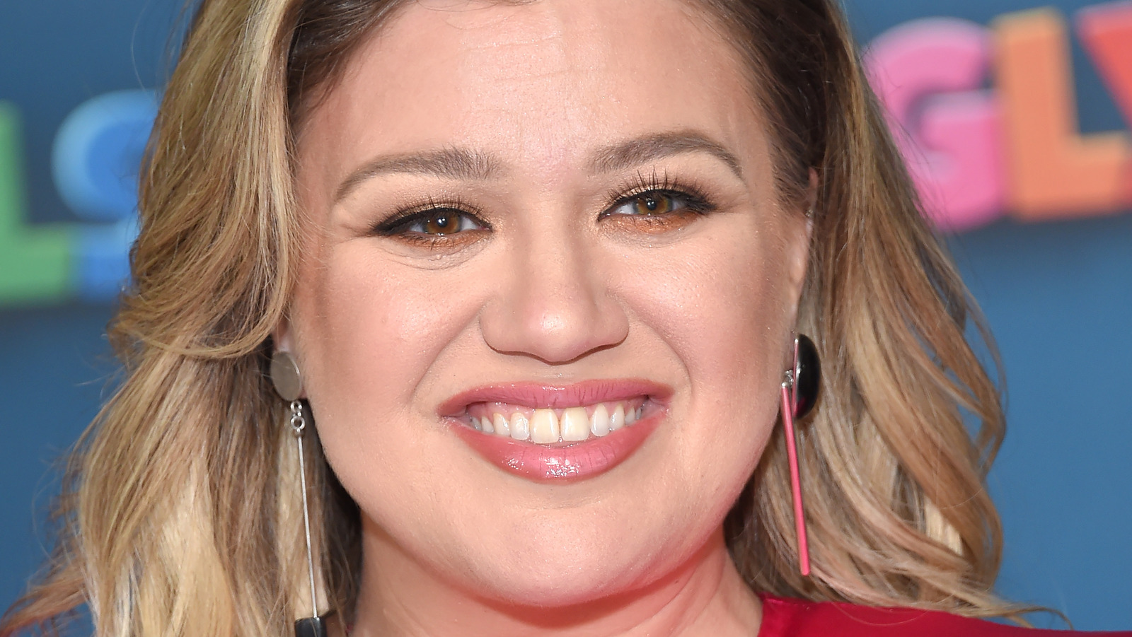 The Real Meaning Behind Kelly Clarkson’s Christmas Isn’t Canceled (Just You)