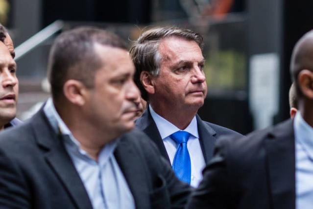 Unvaxxed Bolsonaro and Brazilian Ministers forced to eat pizza on New York street.