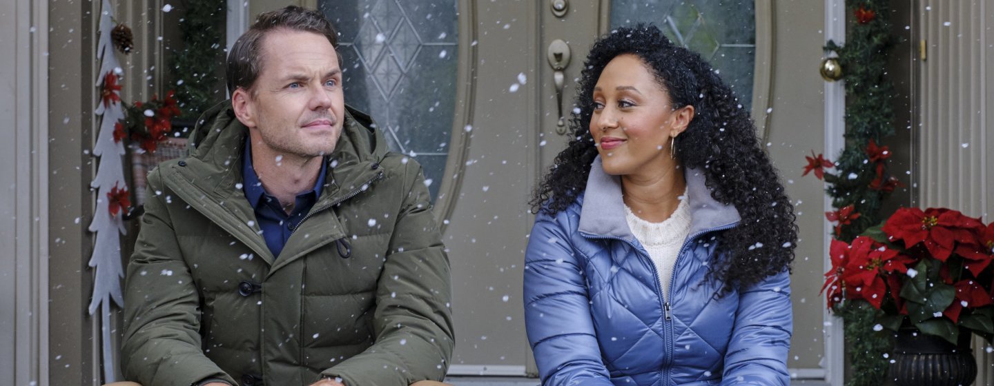 More on the Tamera Mowry-Housley and Paul Campbell Hallmark's 'The Santa Stakeout'.