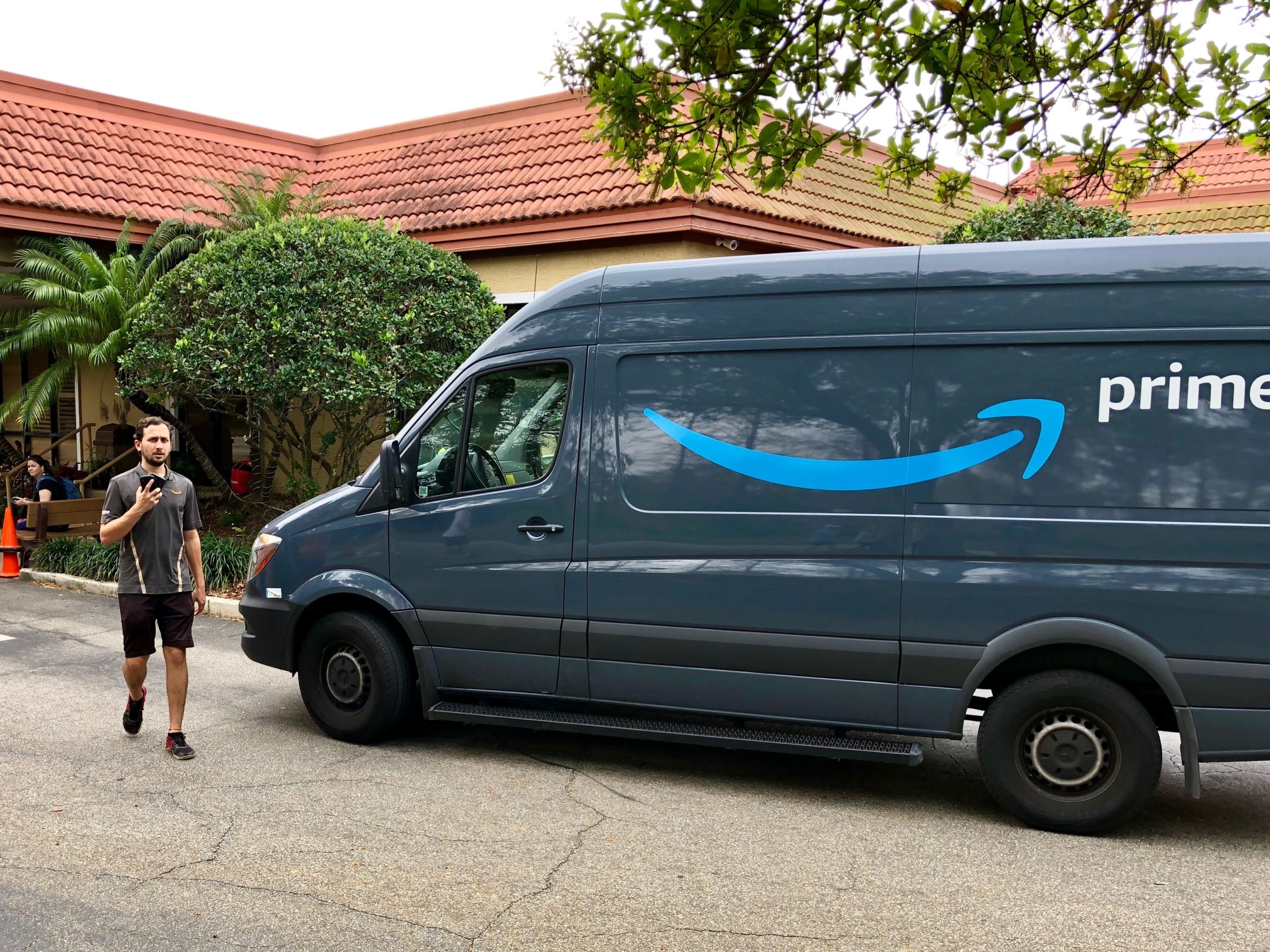 Amazon Driver Warns Woman About life threatening Situation After She Moved into New House!
