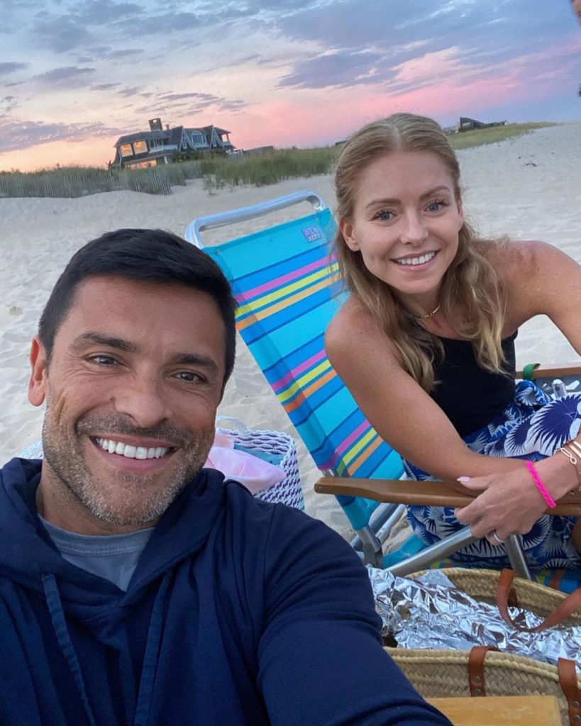 Kelly Ripa Looks Stunning in a Selfie in the Beach
