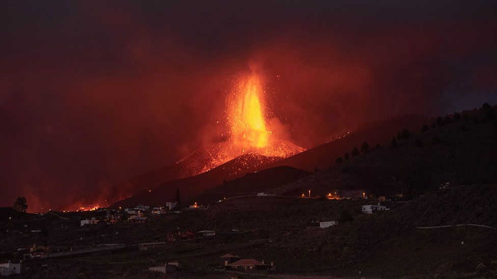 Lava From La Palma Volcana Mixes With Ocean To Create A Huge Toxic Cloud