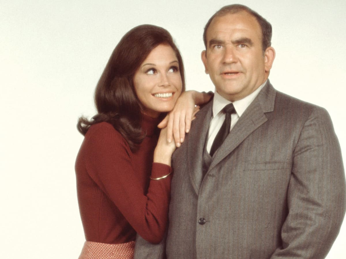 On The Set of ‘The Mary Tyler Moore Show Ed Asner Resented ‘Ice Queen’ Mary Tyler Moore.