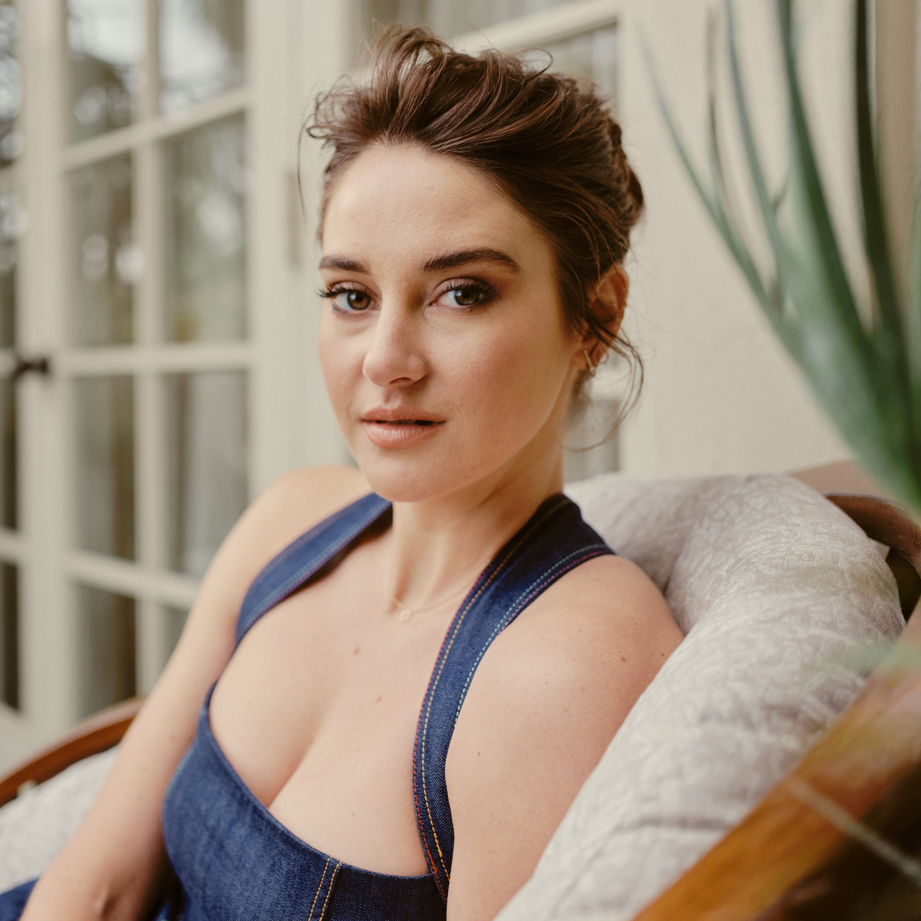 Amidst Rumors She’s Pregnant With Fiancé Aaron Rodgers’ Baby Shailene Woodley Shows Off Stomach In Sexy Green Bikini