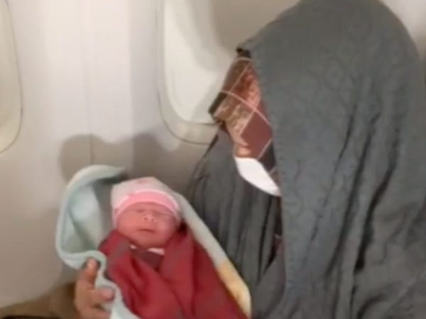 Women Give Birth at 30,000 Feet on a Flight from Istanbul to Chicago