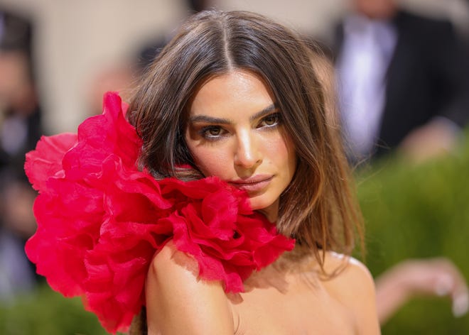 Emily Ratajkowski alleges Robin Thicke fondled her on ‘Blurred Lines’