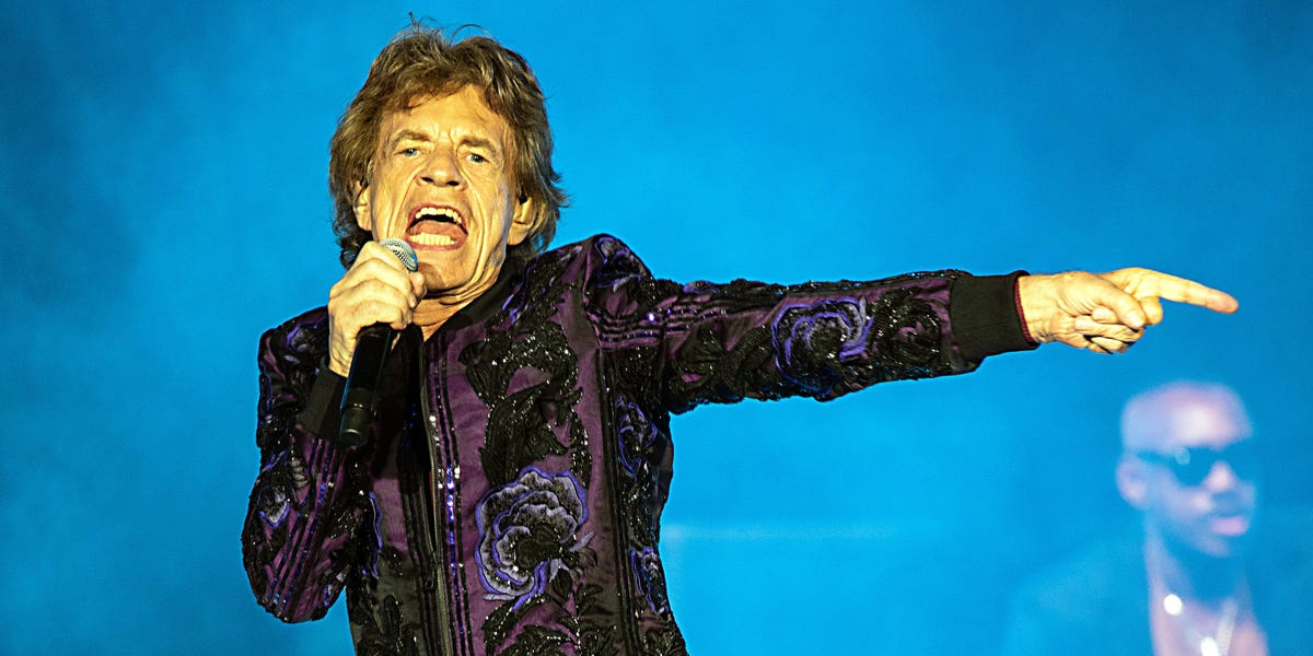 Mick Jagger was not recognized at a bar before the Rolling Stones concert.