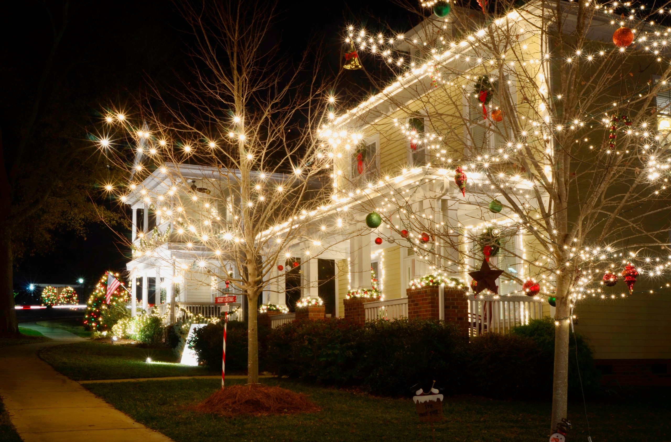 8 outdoor Christmas lights you should consider to add cheer to your home in the new year