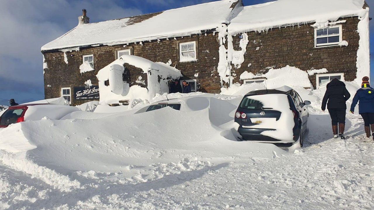61 People, Including Oasis Tribute Band, Stuck in English Pub for 4 Days Due to Blizzard