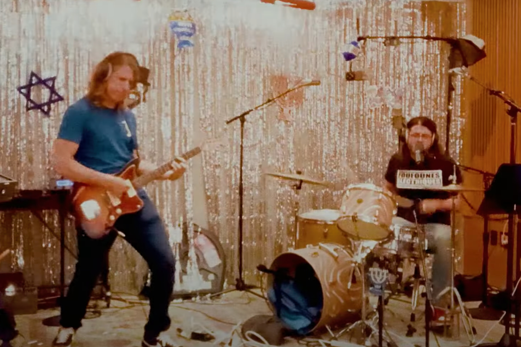 Dave Grohl, Greg Kurstin Cover Ramones’ ‘Blitzkrieg Bop’ for Hanukkah