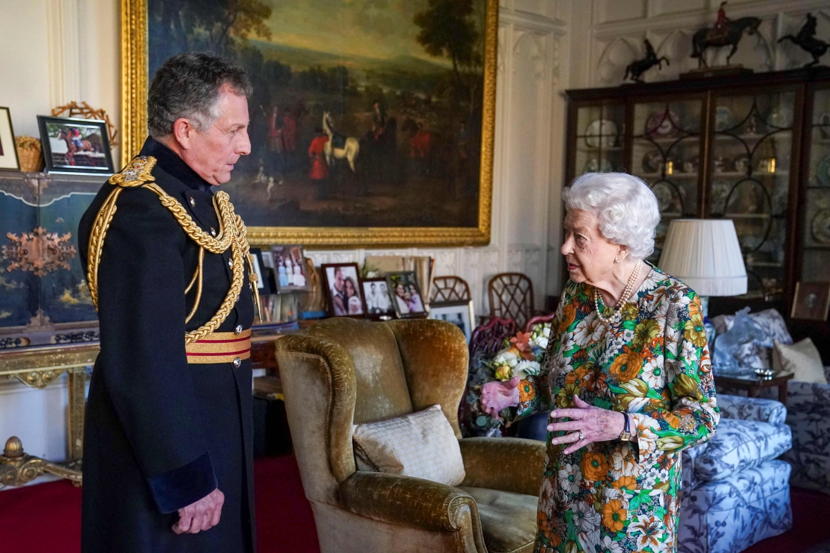 Doctor explains why the hands of Queen Elizabeth appear purple