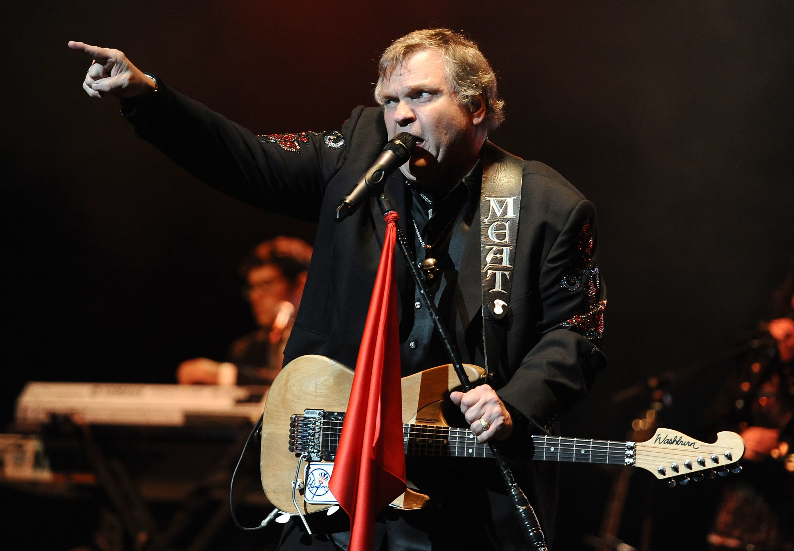Celebrities and colaborators pay tribute to Meat Loaf with “A Legend”