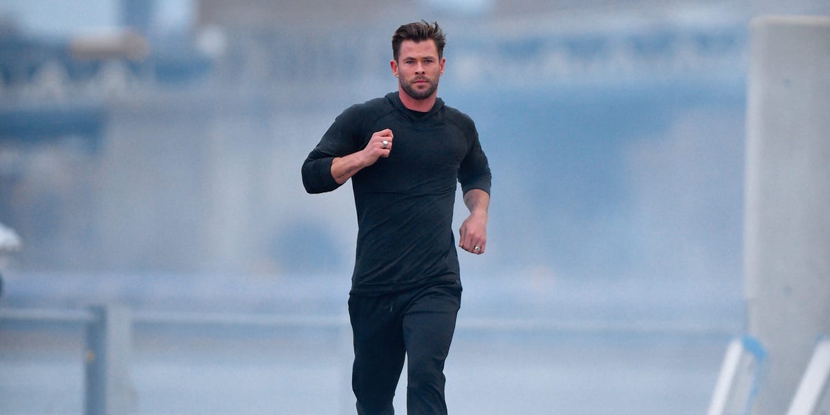 Chris Hemsworth shows off 10-Minute Home Workout for Bodyweight
