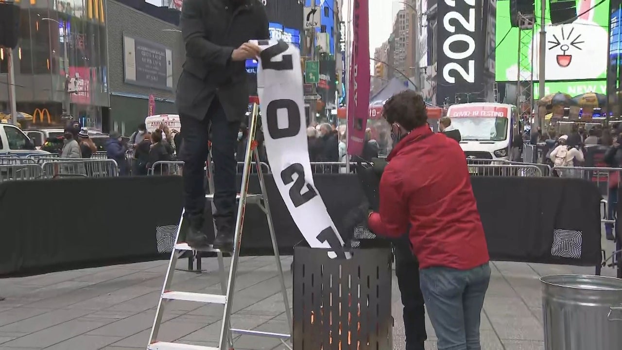 People in New York City Burn Away Bad 2021 Memories With a ‘Good Riddance Day’ Bonfire in Times Square