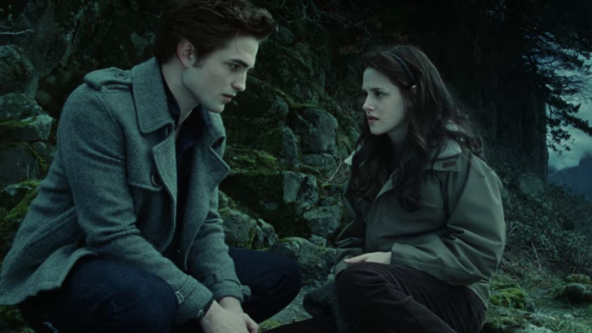 Twilight’s Original Script Had Some Wild Ideas For Kristen Stewart’s Bella, And One Of Them Involves A Shotgun