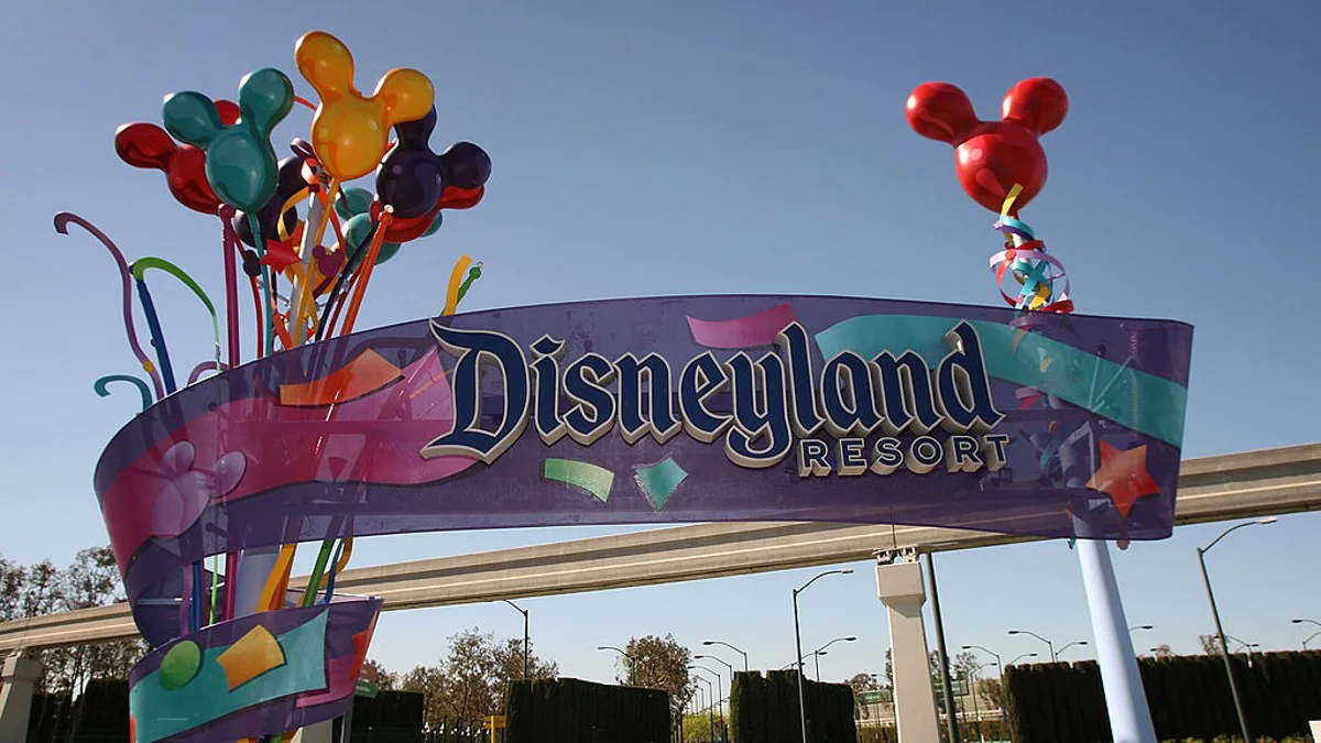 Disneyland to Enforce Vaccine Mandate for Employees in April