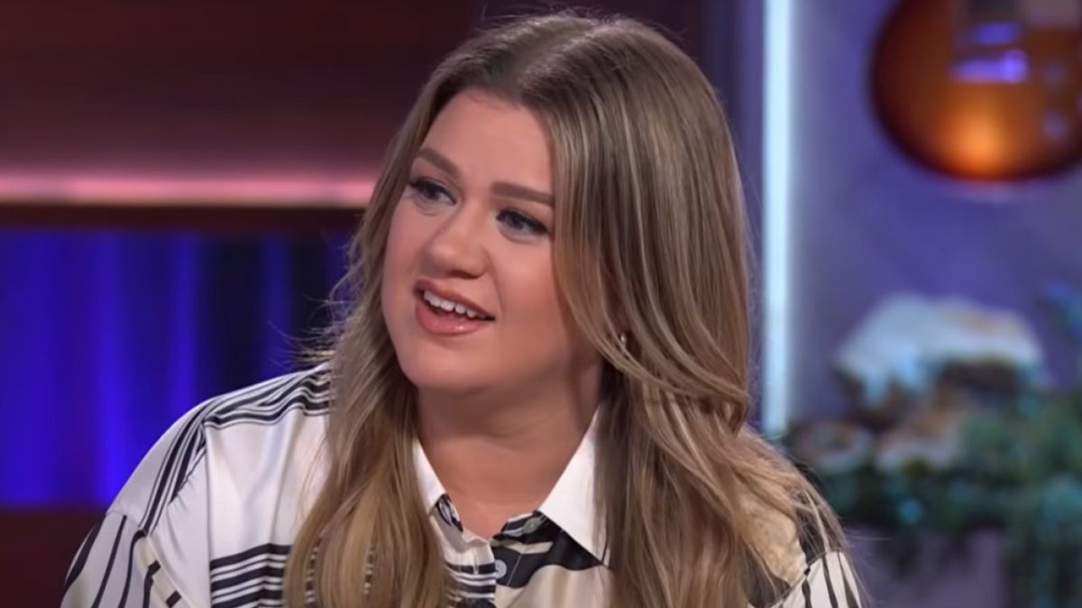 Quarantined Kelly Clarkson Is In DGAF Mode, Appears On Her Talk Show In Robe And Sleep Mask