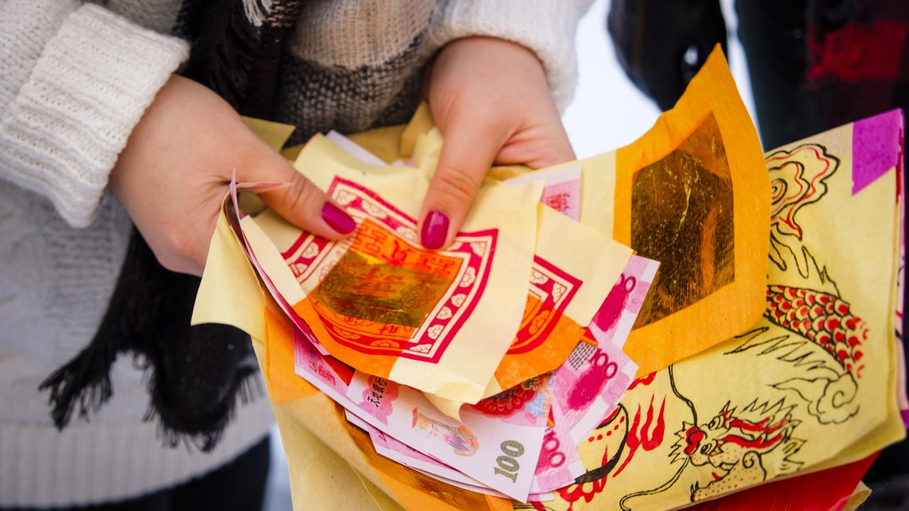 Why Is Joss Money Being Put in Red Envelopes? Asian Diaspora Outraged By Cultural Faux Pas Amid Lunar New Year