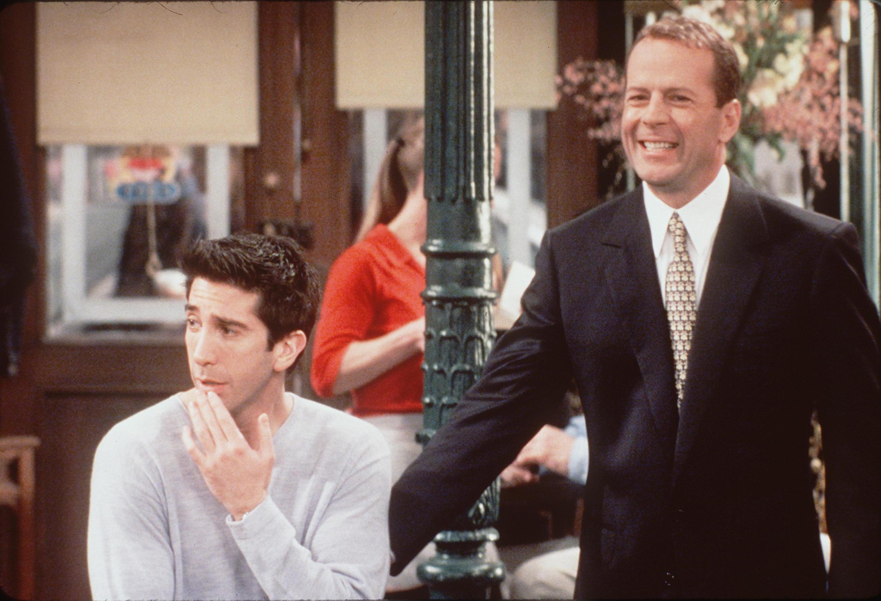E366967 1999-2000 David Schwimmer,Bruce Willis (who plays Paul) guest starring on "Friends"(The One Where Ross Meet''s Elizabeth''s Dad). Photo  Image Credits: Paul Drinkwater NBC