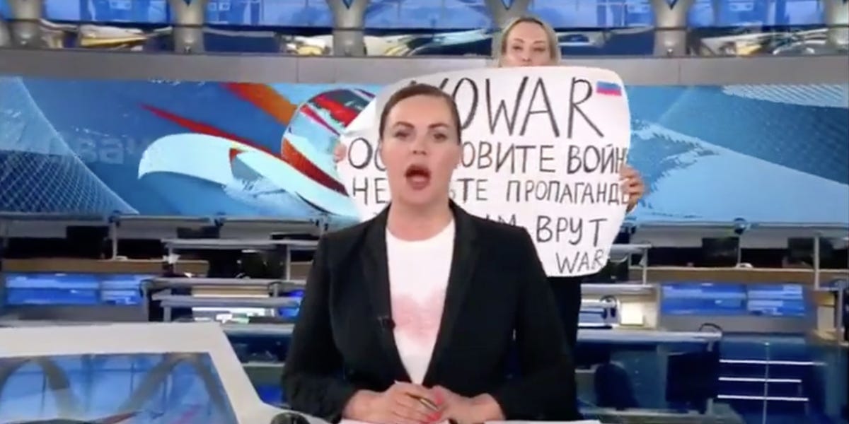 Independent Russian Media Censor Protests Russian State TV Editor
