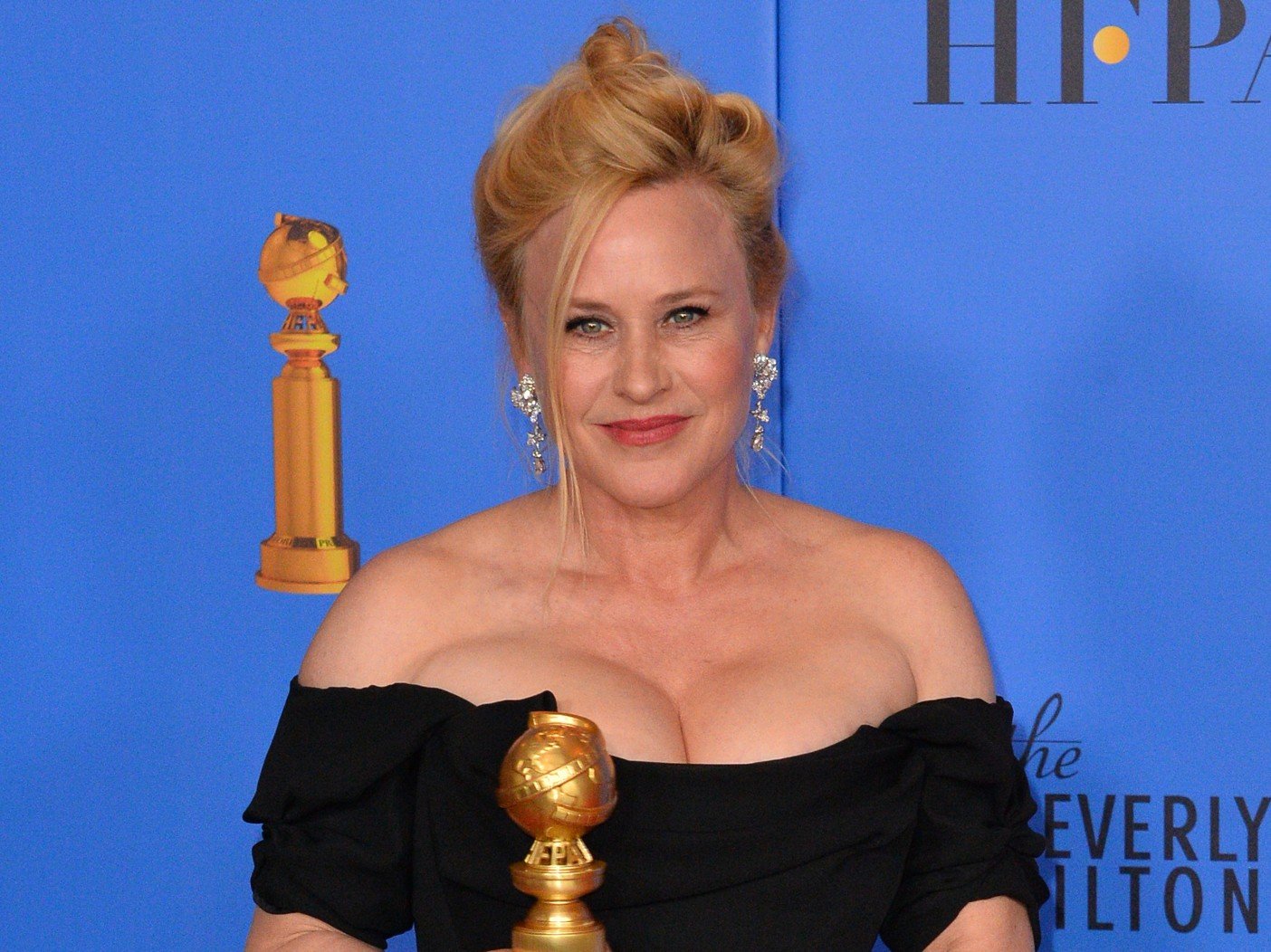 Patricia Arquette Looked Like ’90s Prom Queen In Early Red Carpet Outfit
