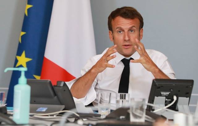 400 French Artists Sign Plea to Urge for Votes for Emmanuel Macron