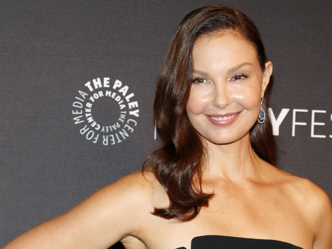 Ashley Judd’s Form-Fitting Red Carpet Looks Are Curvy Girl Fashion Inspiration