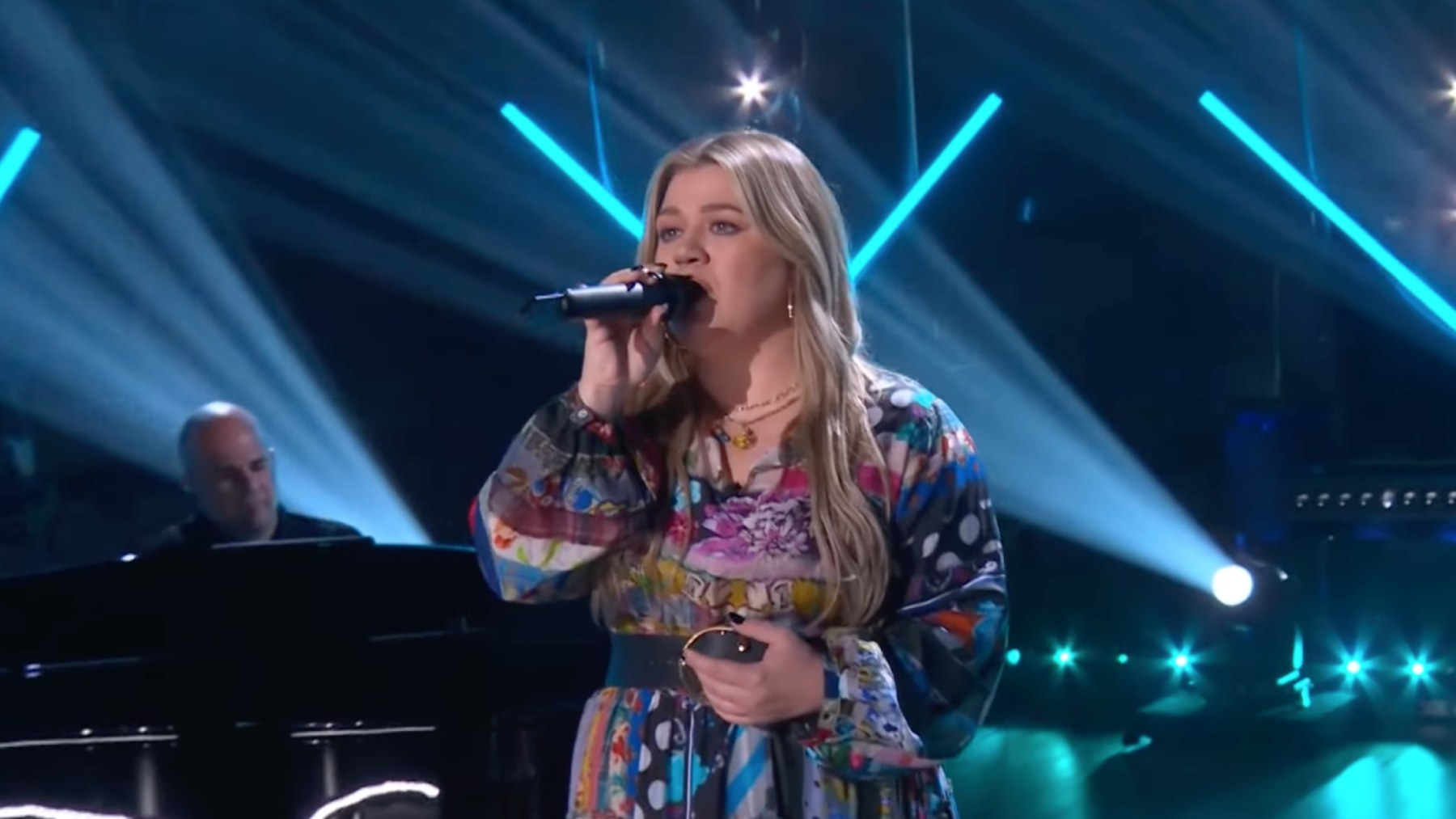 Kelly Clarkson Shares Tender Cover of Joni Mitchell’s ‘River’